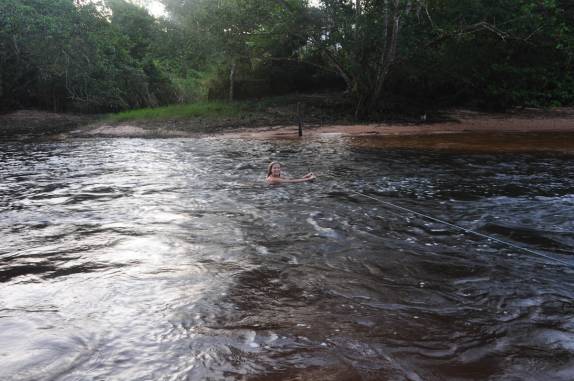 Nadando no lago abaixo das Cachoeiras Gêmeas, na Chapada das Mesas, região de Carolina - MA